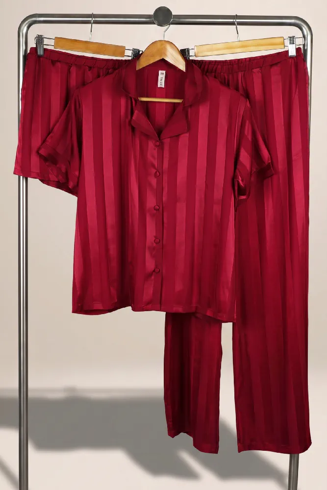 Pyjama satin rouge à rayures, ensemble élégant et confortable, idéal pour une tenue d'intérieur raffinée et douce.