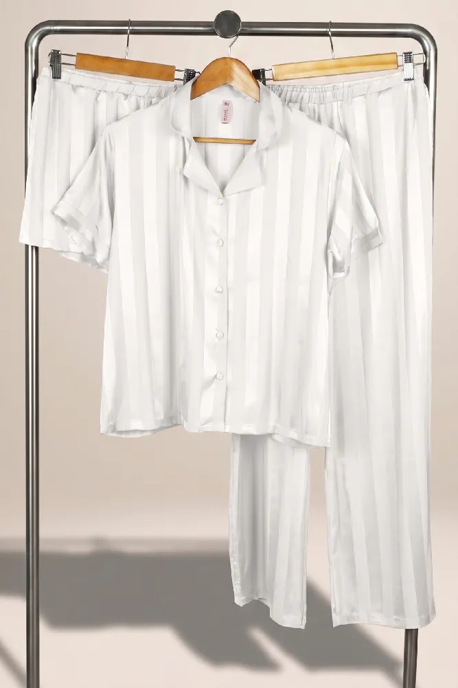 Ensemble de pyjama en satin blanc à rayures, élégant et confortable, parfait pour une tenue d'intérieur luxueuse.