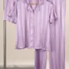 Pyjama satin lilas à rayures, chemise à manches courtes et pantalon ample, parfait pour une tenue d'intérieur élégante.