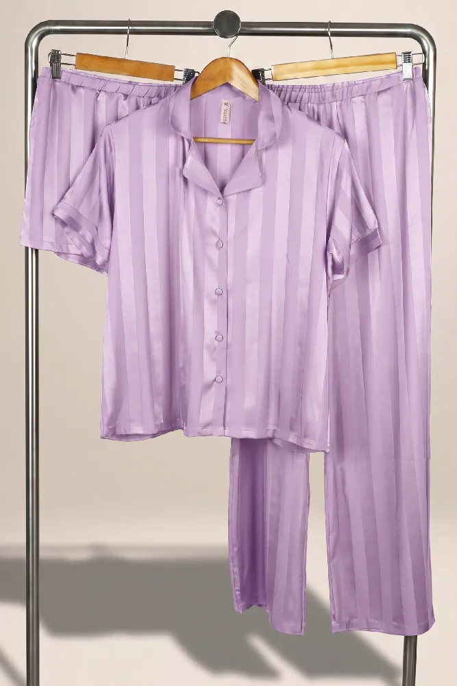 Pyjama satin lilas à rayures, chemise à manches courtes et pantalon ample, parfait pour une tenue d'intérieur élégante.