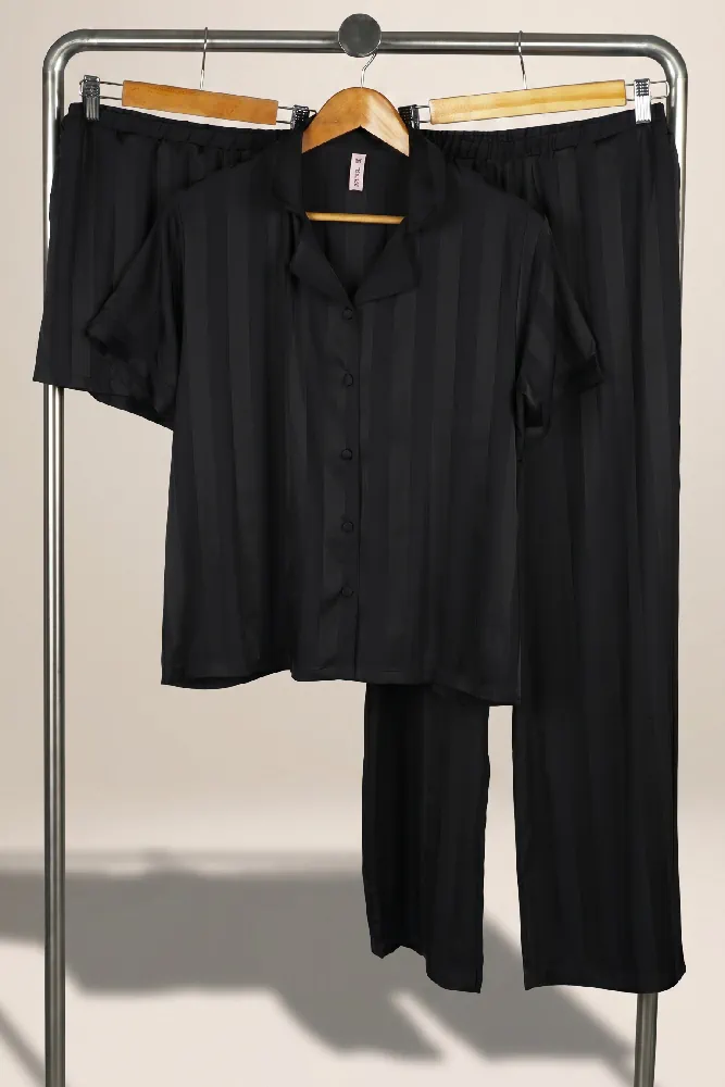 Ensemble pyjama en satin noir à rayures, élégant et confortable, idéal comme tenue d'intérieur raffinée.