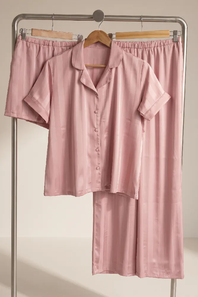 Ensemble de pyjama en satin rose, avec chemise à col et short élégant, idéal pour une tenue d'intérieur confortable.