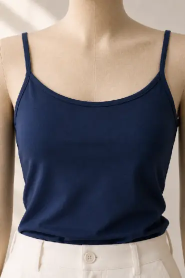 Débardeur bleu nuit en satin doux, parfait pour une tenue d'intérieur élégante et confortable. Vêtement de nuit raffiné.