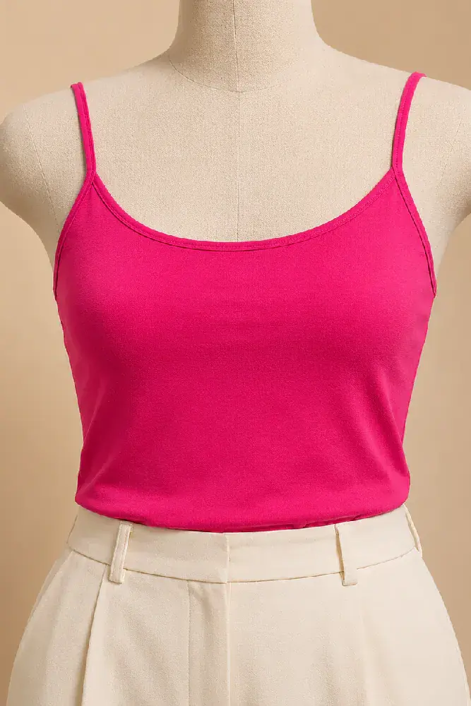 fuschia-pink-essential-spaghetti-strap-tank-top-on-mannequin Débardeur en satin rose vif, élégant et confortable, parfait comme tenue d'intérieur pour des nuits luxueuses.