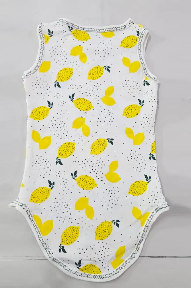 Ensemble de pyjama léger en coton blanc, orné de motifs de citrons pour une tenue d'intérieur estivale et colorée.