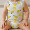 Pyjama en coton doux à motifs citrons, idéal pour une tenue d'intérieur confortable et estivale pour enfants.