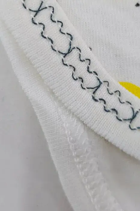 Pyjama en coton doux, style décontracté avec motifs citron, pour une tenue d'intérieur confortable et lumineuse.