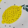Pyjama en coton doux avec motifs de citrons jaunes sur fond blanc, idéal pour une tenue d'intérieur confortable et estivale.