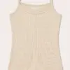nude-beige-essential-spaghetti-strap-tank-top Débardeur en jersey beige, élégant et confortable, parfait comme vêtement de nuit luxueux ou tenue d'intérieur chic.