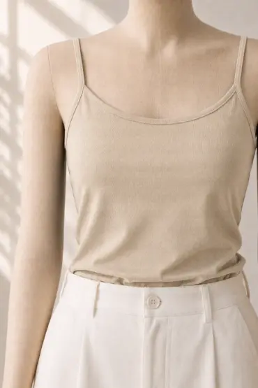 Pyjama satin beige léger, chic et élégant, parfait pour une tenue d'intérieur confortable et raffinée.