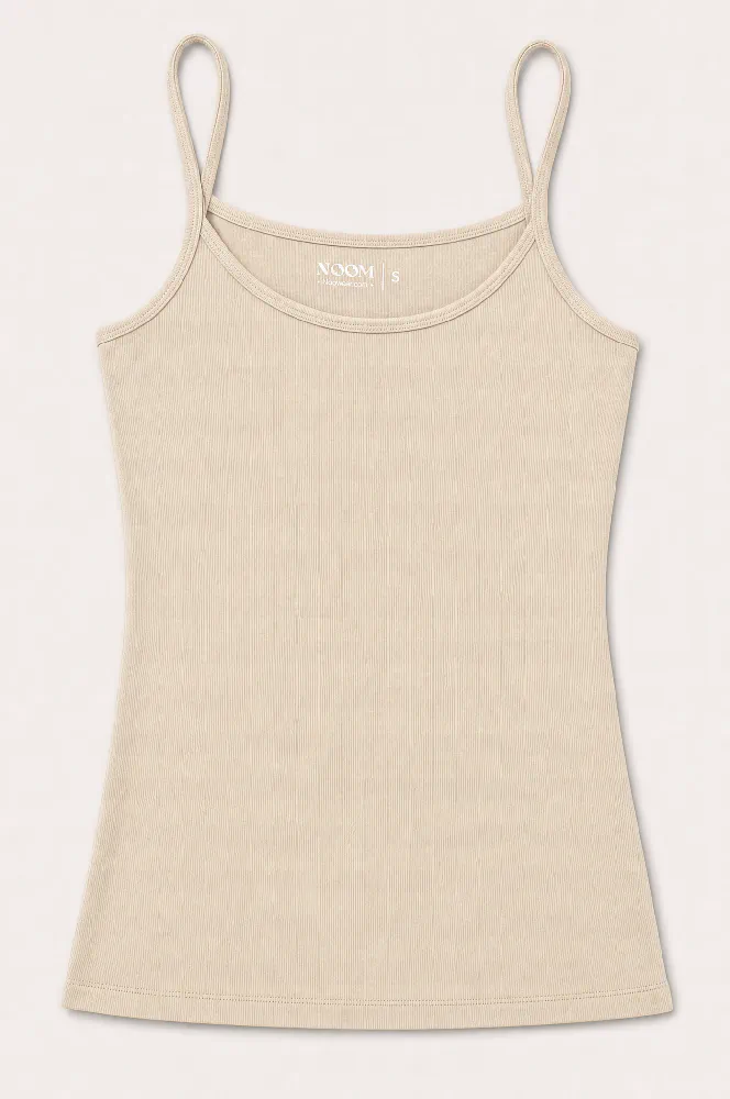 nude-beige-essential-spaghetti-strap-tank-top Débardeur en jersey beige, élégant et confortable, parfait comme vêtement de nuit luxueux ou tenue d'intérieur chic.