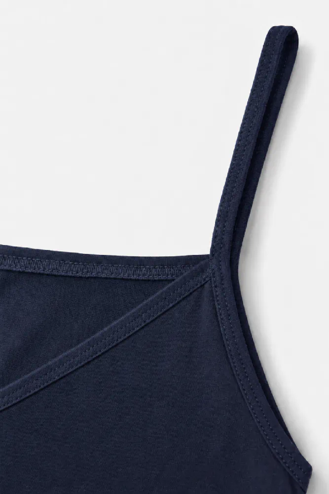 top-fines-bretelles-essential-bret-evening-blue Délicat pyjama en coton doux bleu marine, idéal pour une tenue d'intérieur confortable et élégante.