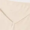 top-fines-bretelles-essential-col-beige Pyjama satin beige, doux et léger, avec un col en V pour un confort élégant, parfait pour la tenue d'intérieur.