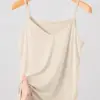 top-fines-bretelles-essential-front-beige Débardeur en satin beige doux, élégant, parfait pour une tenue d'intérieur confortable et chic.
