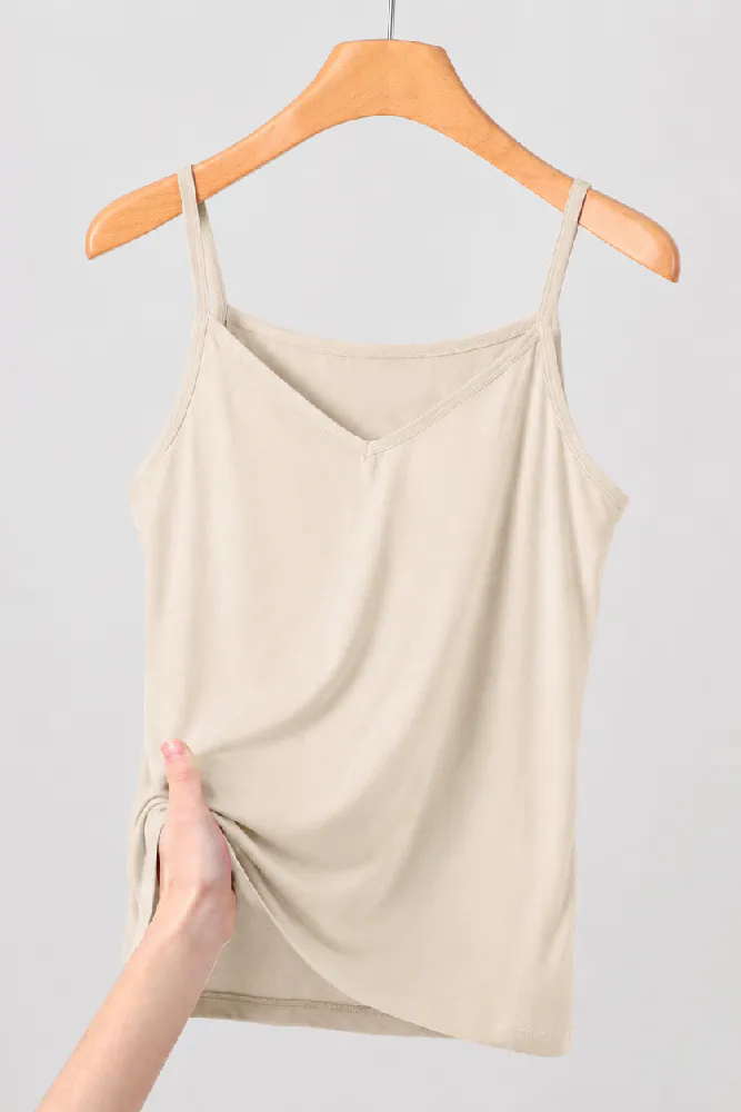 top-fines-bretelles-essential-front-beige Débardeur en satin beige doux, élégant, parfait pour une tenue d'intérieur confortable et chic.