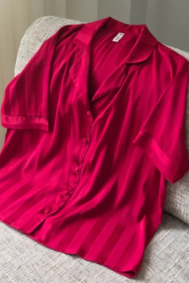 Haut Pyjama en Satin Rayé pour Femme Cherry Red Front Pyjama satin rouge vif, au style moderne avec boutons, idéal pour une tenue d'intérieur élégante et confortable.