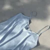 Délicat pyjama satin bleu clair, idéal pour la détente, avec des bretelles ajustables et un toucher soyeux.