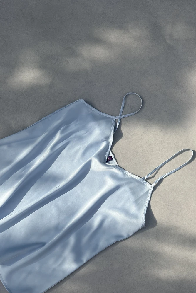 Délicat pyjama satin bleu clair, idéal pour la détente, avec des bretelles ajustables et un toucher soyeux.