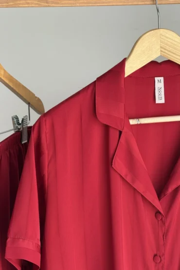 noom-cherry-red-striped-satin-pajama-hanger-6 Pyjama satin rouge élégamment coupé, idéal pour une tenue d'intérieur confortable et luxueuse.