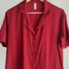 Pyjama satin rouge luxueux avec col, boutons et manches courtes, parfait pour une tenue d'intérieur élégante.