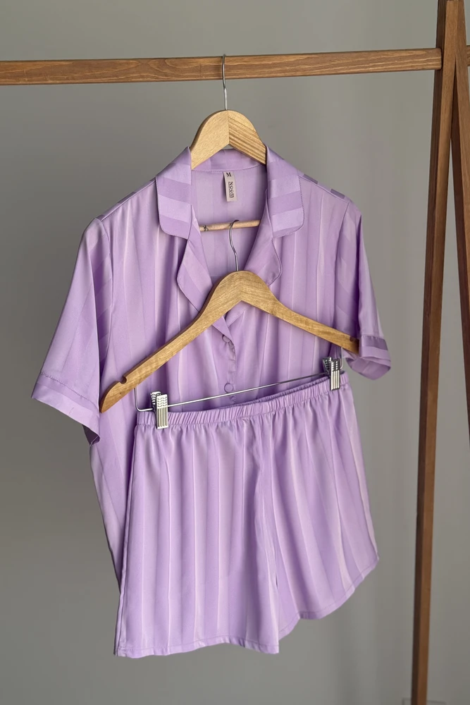 Pyjama en satin violet à rayures, léger et élégant, parfait pour une tenue d'intérieur confortable et stylée.