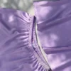Ensemble de pyjama satin lavande, élégant et doux, parfait pour une tenue d'intérieur confortable et chic.