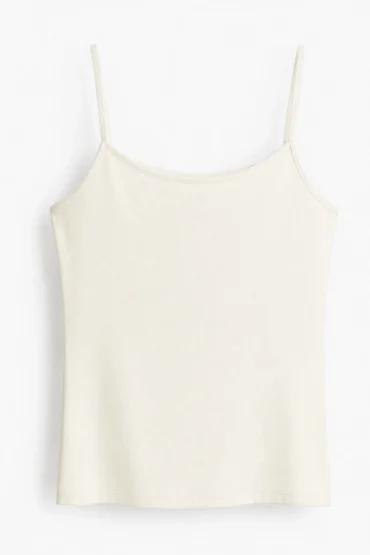 front-flatlay-cami-white-organic-cotton Débardeur en satin crème, élégant et léger, parfait pour une tenue d'intérieur chic et confortable.