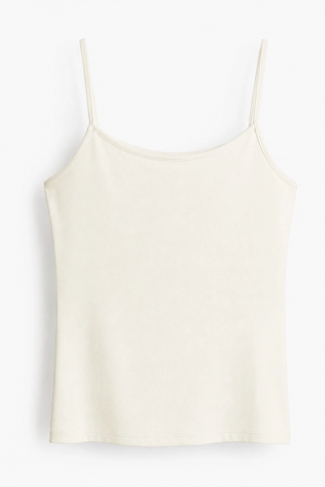 Débardeur en satin crème, élégant et léger, parfait pour une tenue d'intérieur chic et confortable.