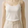 Pyjama satin beige, léger et élégant, parfait pour des soirées confortables en tenue d'intérieur chic.