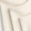 Pyjama satin beige doux et confortable, idéal pour une tenue d'intérieur élégante et relaxante.