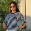 noom-black-stripe-lounge-tee-oversized-medium-bag Pyjama en satin rayé noir et blanc, confortable et élégant, idéal pour une tenue d'intérieur chic et décontractée.
