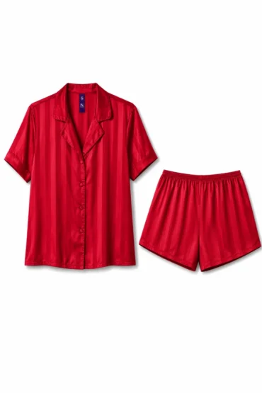 Pyjama satin rouge à rayures, coupe courte et élégante, parfait pour une tenue d'intérieur confortable et chic.