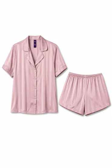 Pyjama satin rose à rayures, vêtement de nuit luxueux, avec chemise boutonnée et shorts confortables pour une tenue d'intérieur élégante.