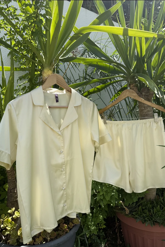 Pyjama en satin jaune clair, stylé, confortable, parfait pour des soirées relaxantes en tenue d'intérieur élégante.