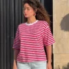 noom-red-stripe-lounge-tee-oversized-medium T-shirt en jersey rayé rouge et blanc, idéal pour une tenue d'intérieur moderne et confortable.