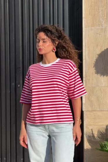 T-shirt en jersey rayé rouge et blanc, idéal pour une tenue d'intérieur moderne et confortable.