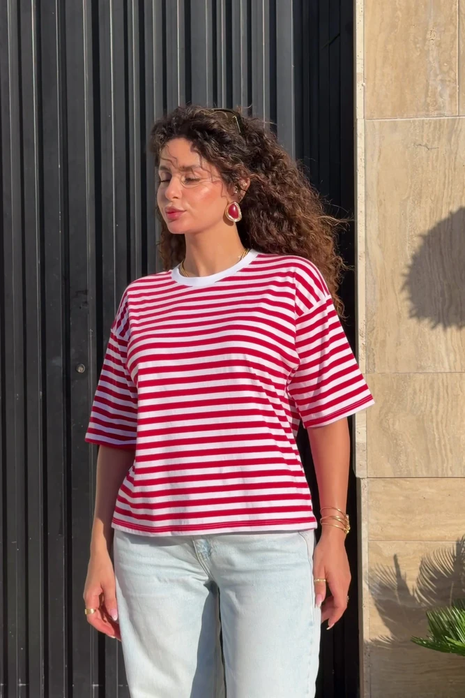 noom-red-stripe-lounge-tee-oversized-medium T-shirt en jersey rayé rouge et blanc, idéal pour une tenue d'intérieur moderne et confortable.