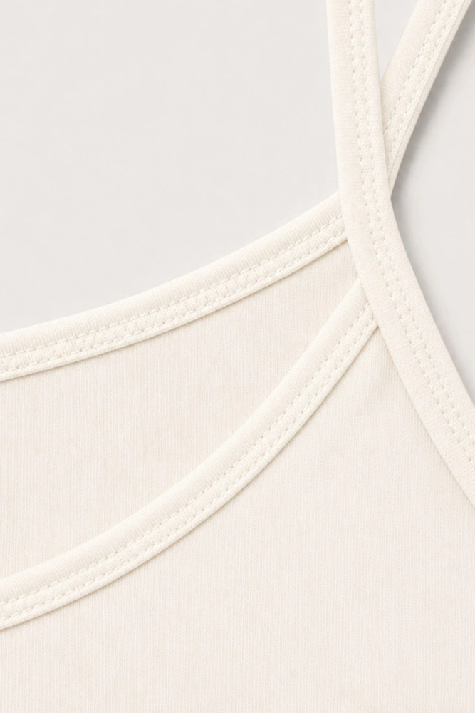 Pyjama satin beige doux avec bretelles fines, parfait pour une tenue d'intérieur élégante et confortable.
