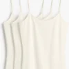 Ensemble de pyjama en satin doux, de couleur crème, idéal pour une tenue d'intérieur confortable et élégante.