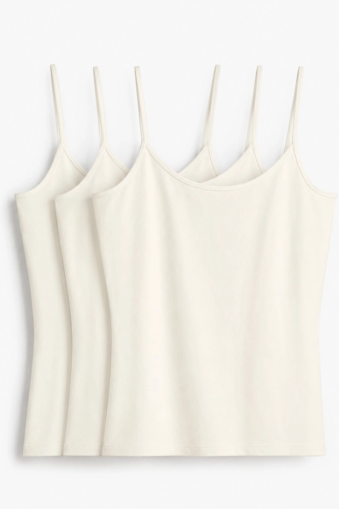 Ensemble de pyjama en satin doux, de couleur crème, idéal pour une tenue d'intérieur confortable et élégante.