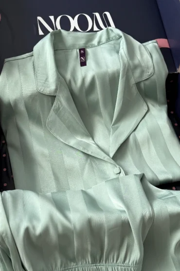noom-vertdeau-striped-satin-pajama-p3r-3 Pyjama en satin vert d'eau, élégant et doux, avec une finition rayée pour une tenue d'intérieur raffinée.