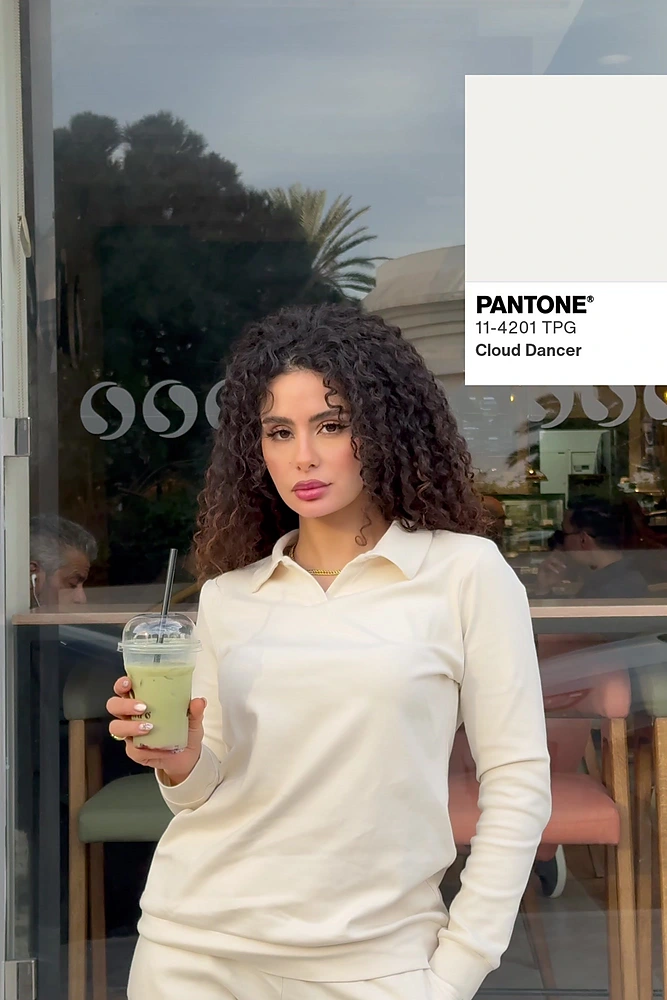 Ensemble de pyjama en satin crème avec un col élégant, parfait pour une tenue d'intérieur confortable et chic.