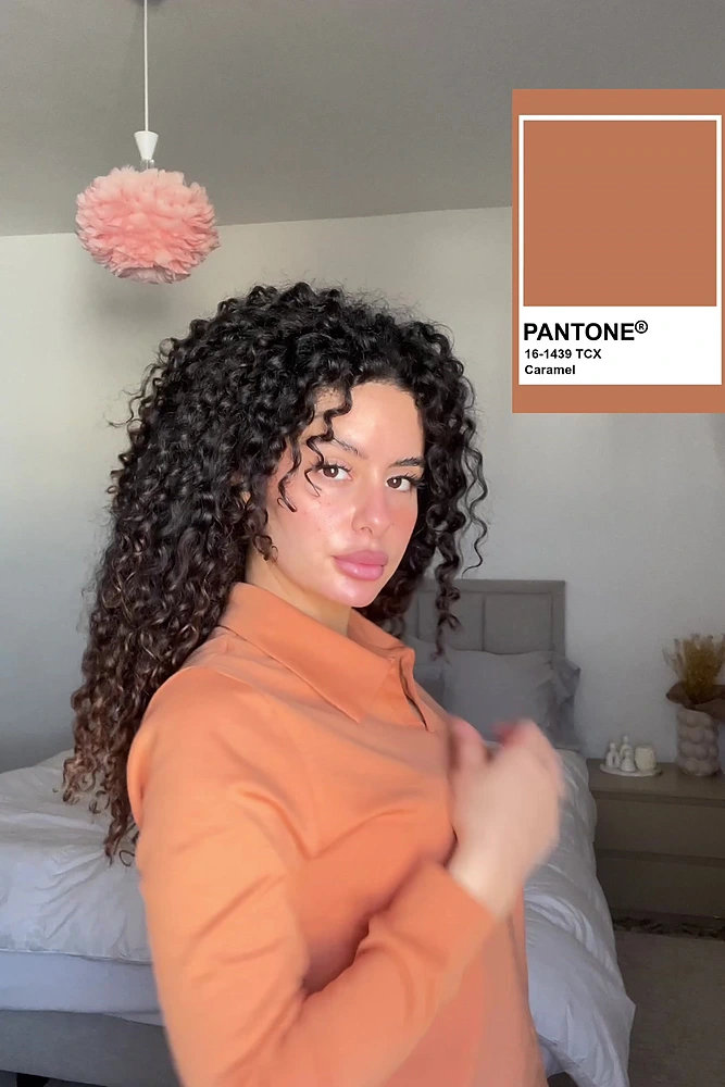 Ensemble de pyjama en satin caramel, élégant et confortable, idéal pour des soirées de détente avec style.