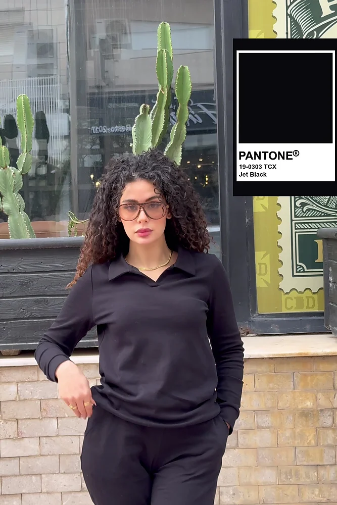 Pyjama satin noir élégant, confortable et tendance, idéal pour une tenue d'intérieur chic et moderne.