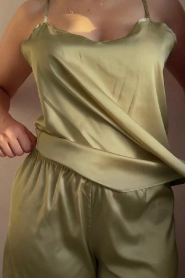 Ensemble de pyjama satin olive, léger et élégant, idéal pour une tenue d'intérieur confortable et luxueuse.