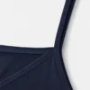 Délicat pyjama satin bleu marine, avec des bretelles fines, parfait pour une tenue d'intérieur élégante et confortable.