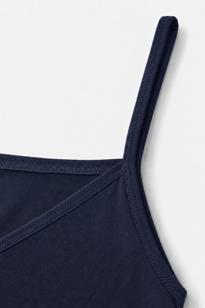 Délicat pyjama satin bleu marine, avec des bretelles fines, parfait pour une tenue d'intérieur élégante et confortable.