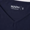 Pyjama en coton doux, couleur bleu marine, à col en V, parfait pour une tenue d'intérieur élégante et confortable.