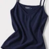 Délicat pyjama satin bleu nuit à fines bretelles, idéal pour une tenue d'intérieur élégante et confortable.