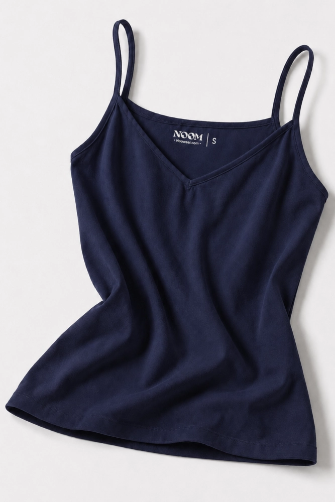 Délicat pyjama satin bleu nuit à fines bretelles, idéal pour une tenue d'intérieur élégante et confortable.